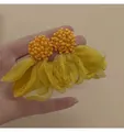 Dettaglio di orecchini a fiore gialli con petali in rete a strati e decorazioni di perline - Maglia a Pieghe Dopamina (Perno in Argento)