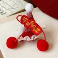 Nahaufnahme rote Mini-Hut Haarspange mit 'Frohes Neues Jahr' Stickerei und Bommeln - 26# Entenschnabelclip-Rot-Glückliches Jahr des Pferdes