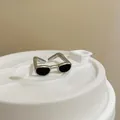 Anello aperto unico a forma di occhiali da sole argentati con smalto nero. - Montatura Argento Lenti Nere