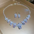 Elegante set di collana e orecchini in cristallo floreale argento per sposa o cerimonie. - Luxury Floral Jewelry Set / Bianco