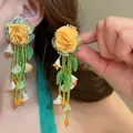 Primo piano di orecchini a rosa gialla con perline verdi e nappe di mughetto. - Rosa Gialla Perlina Verde (Perno in Argento)