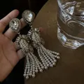 Eleganti orecchini vintage con cristalli a goccia e lunghe nappe di perle bianche e fiocco decorato - Vintage Pearl Tassel Earrings / Oro-Bianco