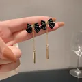 Detailansicht der eleganten schwarzen Schleifen-Ohrhänger mit Goldstäben - Schwarze Schleife Quaste (925 Sterling Silber Ohrringpfosten)