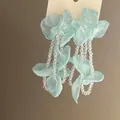 Orecchini pendenti con fiori in tessuto azzurro e perline di cristallo scintillanti - Nappa di Fiori 3D in Chiffon (Perno in Argento)