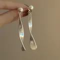 Elegante minimalistische silberne gedrehte geometrische Ohrhänger mit Perlensteckern Damen - Langer Perlenanhänger-Stil (4银针) / Silber