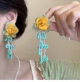 Orecchini a fiore in tessuto giallo con eleganti nappe di perline verdi scintillanti - Nappa di Perline Verdi Fiore in Tessuto Giallo (Perno in Argento)