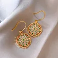 Exquisite Nahaufnahme von blumigen Emaille-Ohrhängern im Monet-Garten-Stil auf Silbersatin - Ohrhaken-Stil / Gold, Blau, Grün, Lila