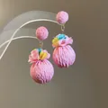 Orecchini a sfera intrecciata rosa fatti a mano con fiori di stoffa colorati su supporto - Appliqué a Sfera Rosa Intrecciata (Perno in Argento)