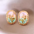 Nahaufnahme von vintage ovalen Blumenohrsteckern mit Perlen- und Kristalldetails auf Seide - Silberstift Stil (HE20333) / Gold, Lila, Grün