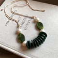 Collier de style ethnique avec perles vertes et blanches sur cordon beige - Vert