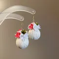 Orecchini a fiori colorati con palline bianche testurizzate e fiori di stoffa rosa - Sfera Intrecciata in Raffia (Gancio per Orecchini)