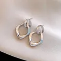 Elegantes pendientes geométricos plateados retorcidos con detalles de circonitas - Rombo Retorcido Patchwork (WE5068) / Plateado