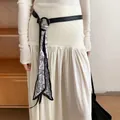 Dettaglio di cintura in pelle nera con elegante sciarpa in seta stampata paisley - Catena per la Vita-Nero