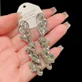 Dettaglio ravvicinato di orecchini metallici argentati irregolari con trama lavica - Orecchini / Argento