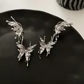 Orecchini a farfalla in metallo liquido argento su un piatto nero opaco premium - Orecchino E Polsino Farfalla (34)