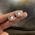 Dettaglio degli orecchini a perla vintage con accenti di strass scintillanti - Doppio Anello Perla Argento (No.7)