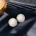 Dettaglio ravvicinato di orecchini di perle retrò francesi con doppio alone di strass scintillanti - Tondo Argento (8#)