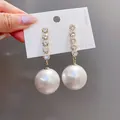 Dettaglio degli orecchini di perle vintage francesi con ago in argento e cristalli - Nappina Perla (No.13)