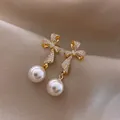 Eleganti orecchini a fiocco retrò francese con perle bianche pendenti in finitura oro - Fiocco (No.29)