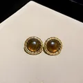 Orecchini vintage in oro con bordo a corda intrecciata e pietra cabochon marrone centrale - Caffè (Stile Cerchio Intrecciato)