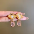 Orecchini a fiore dorati vintage con pietre rosa ovali e perle bianche sintetiche. - Oro (Stile Fiore Ovale)