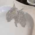 Eleganti orecchini a gancio a forma di pesce koi d'argento con grande coda filigranata - Ganci per orecchini - Argento