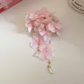 Détail d'une pince à cheveux fleur en tissu avec d'élégants glands en perles d'eau - Pince Bec de Canard (27#) / Rose
