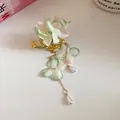 Détail d'une pince à cheveux fleurie en tissu avec pompons en perles et pétales dégradés. - Pince Bec de Canard (28#) / Vert