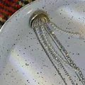 Elegante spilla a forma di medusa con nappe di perle e zirconi in finitura argento - Stile Medusa con Nappine (24# Spilla in Lega) / Argento