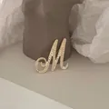 Eleganter vergoldeter Initial-Buchstabe M Brosche mit Perlenbesatz für modische Damen - Buchstabe M Form (34# Gold Brosche)