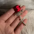 Eleganter roter Rosenanstecker mit Vergoldung und funkelnden klaren Zirkonia-Steinen - Rosenform (48# Rosenbrosche)