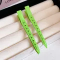 Pinzas profesionales verde brillante para el cabello en una bandeja de exhibición blanca - Pieza Única / Verde