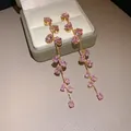 Detail van roze zirkoon blad kwastje oorbellen gepresenteerd op een zachte juwelendoos. - Zilveren Oorsteker Lange Kwast Waterdruppel Stijl (24#) / Set van 1 paar / Goud