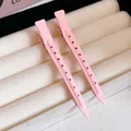 Par de pinzas profesionales para el cabello de pico de pato rosa mate en bandeja blanca - Pieza Única / Rosa