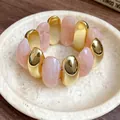 Close-up detail of a pink marbled acrylic and gold oval bead vintage style bracelet - Bracelet (HB4271) / Pink
