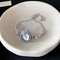Détail du cadran floral élégant en strass avec chaîne de bracelet argentée ajustable - Lunette en Strass Floral / Argent