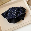 Primo piano di elastico per capelli vintage a fiori blu navy in tessuto - Pinza per capelli / Blu