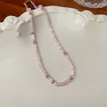 Süße Perlenkette mit lila und rosa facettierten Kristallperlen auf weißem Teller - Rosa Kristallperlenstil (HN1949)