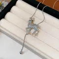 Primo piano del ciondolo a forma di renna con strass scintillanti su catena d'argento - Cervo in Piedi / Argento