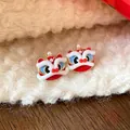Dettaglio ravvicinato di orecchini cinesi a forma di leone danzante con smalto e soffice peluche - Perno in Argento-Rosso-Stile 3