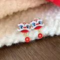 Dettaglio di orecchini danza del leone cinese rossi e oro con inserti in pelliccia bianca - Perno in Argento-Rosso-Stile 2