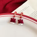 Vista dettagliata degli orecchini Leone Nian rossi in stile cinese con ciondolo a carattere 'Fu' - Leone di Carattere Fu (Placcato Oro) / Perno in Argento-Rosso-Stile 19