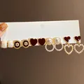 Dettaglio ravvicinato di orecchini vintage in smalto a cuore e perle su cartoncino - 24# Perno in argento-Oro
