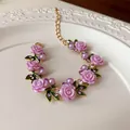 Dettaglio di fiori di rosa rosa e perle viola su una collana in stile pastorale - Bracciale / Viola