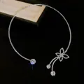 Girocollo elegante con strass, motivo a farfalla e dettagli in zirconi scintillanti - Collana / Argento