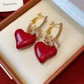 Détail de boucles d'oreilles cœur en plaqué or et zircons avec pendentif rouge rubis - Style Tige en Argent Plaque Or Veritable / Or avec Rouge