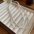 Élégant collier à plusieurs rangs avec perles blanches et perles argentées dans son écrin - Design Double Couche / Argent