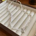 Gros plan d'un élégant collier de perles avec pendentif coeur dans un bel écrin. - Pendentif cœur / Argent