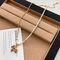 Elegante collar de perlas y cadena chapada en oro con un colgante de caballo de circonita - Collar de Poni
