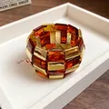 Vista dettagliata di un bracciale di lusso in acrilico con blocchi ambra e dorati - Patchwork Quadrato (HB4286) / Caffè Scuro